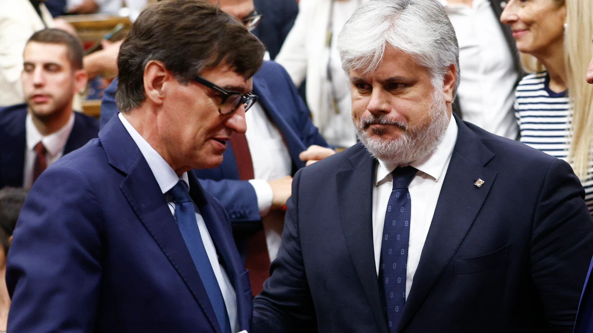 GRAFCAT2947. BARCELONA, 08/10/2025.- El presidente de la Generalitat, Salvador Illa (i), conversa con el presidente del grupo parlamentario de Junts, Albert Batet (d), durante la segunda jornada del debate de política general, en la que el presidente catalán, Salvador Illa, mide el estado de sus relaciones con sus dos socios de investidura, ERC y Comuns, y con el resto de grupos parlamentarios de la oposición. EFE/Quique García