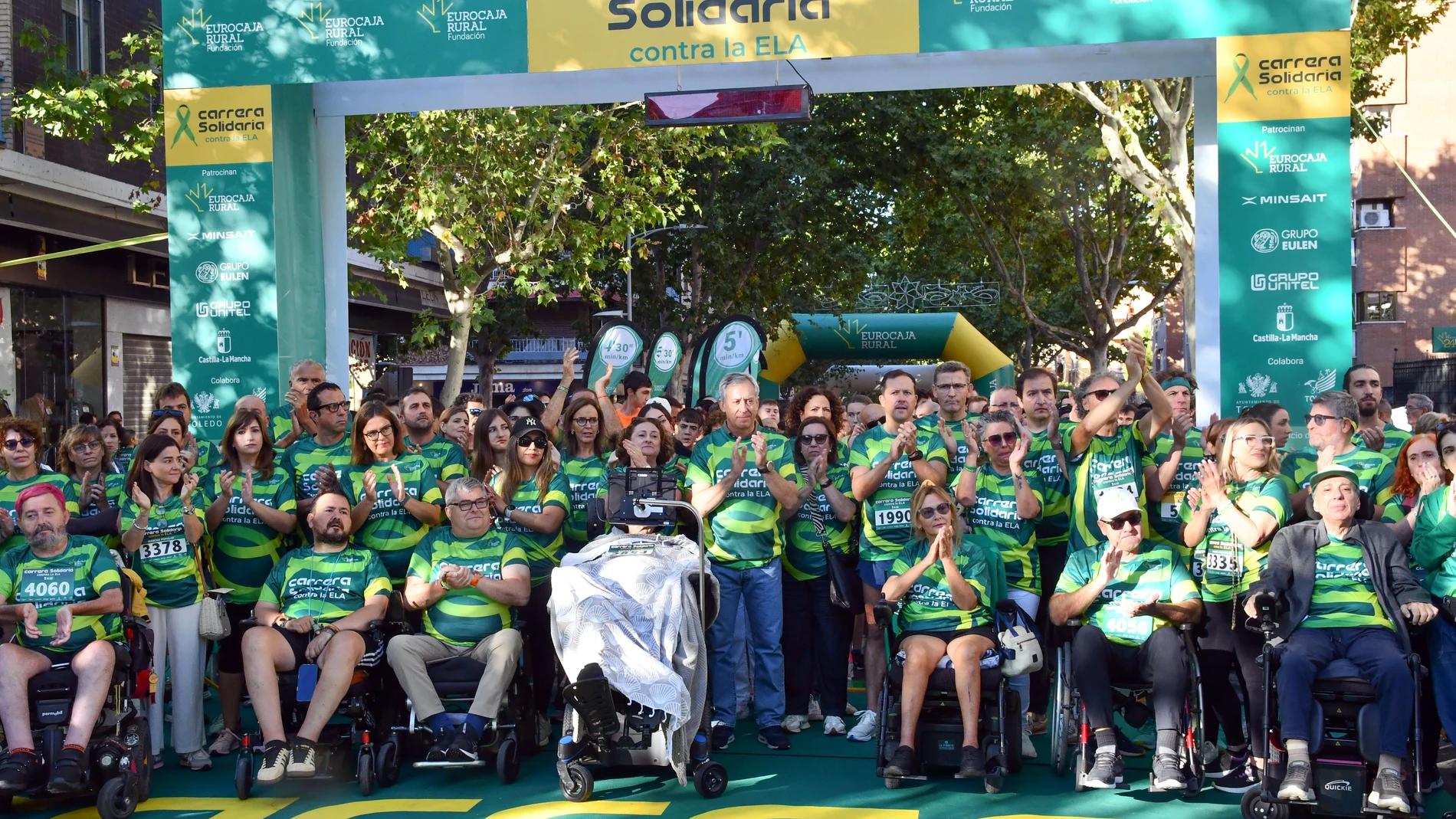 Foto de familia en la carrera solidaria