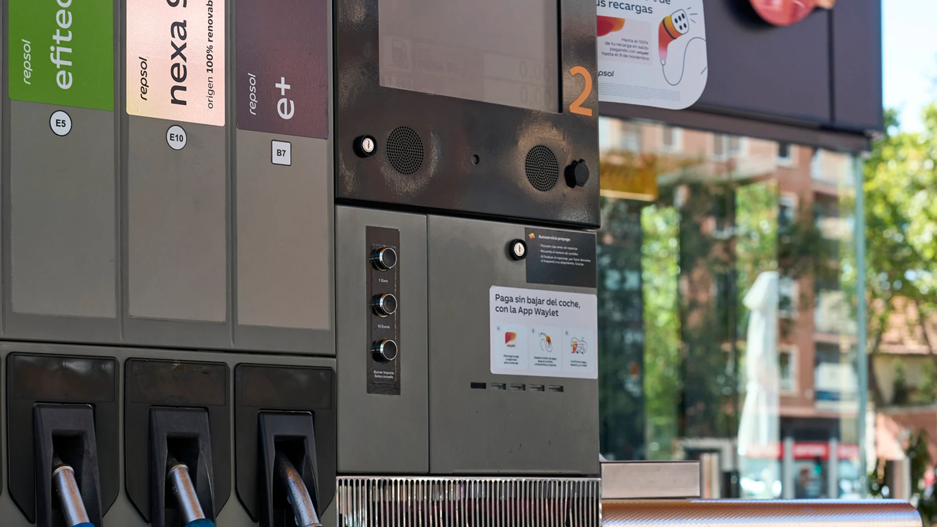 Surtidor con gasolina renovable de Repsol