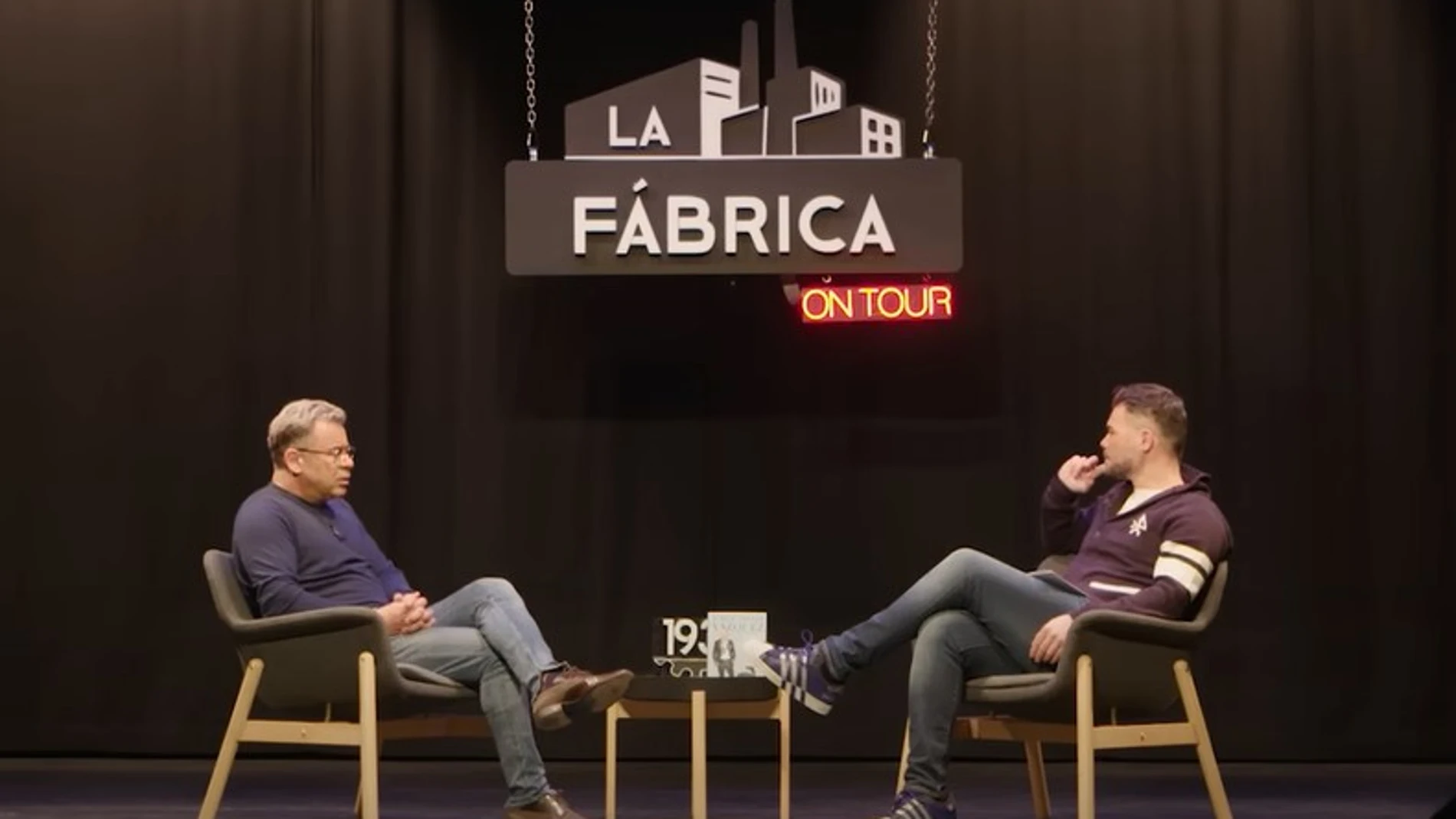 orge Javier Vázquez conversa con Gabriel Rufián durante el programa 'La Fábrica', donde el presentador criticó el papel de ERC en el procés catalán.
