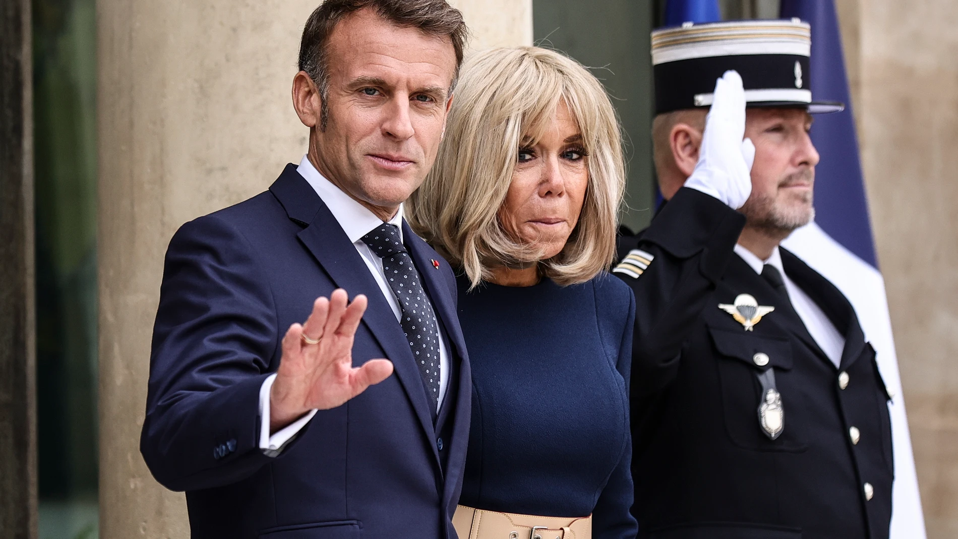 Paris (France), 08/10/2025.- French President Emmanuel Macron (L) and his wife, Brigitte Macron (R), await Prince Hussein bin Abdullah of Jordan and his wife, Princess Rajwa Al Hussein (not pictured), at the Elysee Palace in Paris, France, 08 October 2025. (Francia, Jordania) EFE/EPA/TERESA SUAREZ