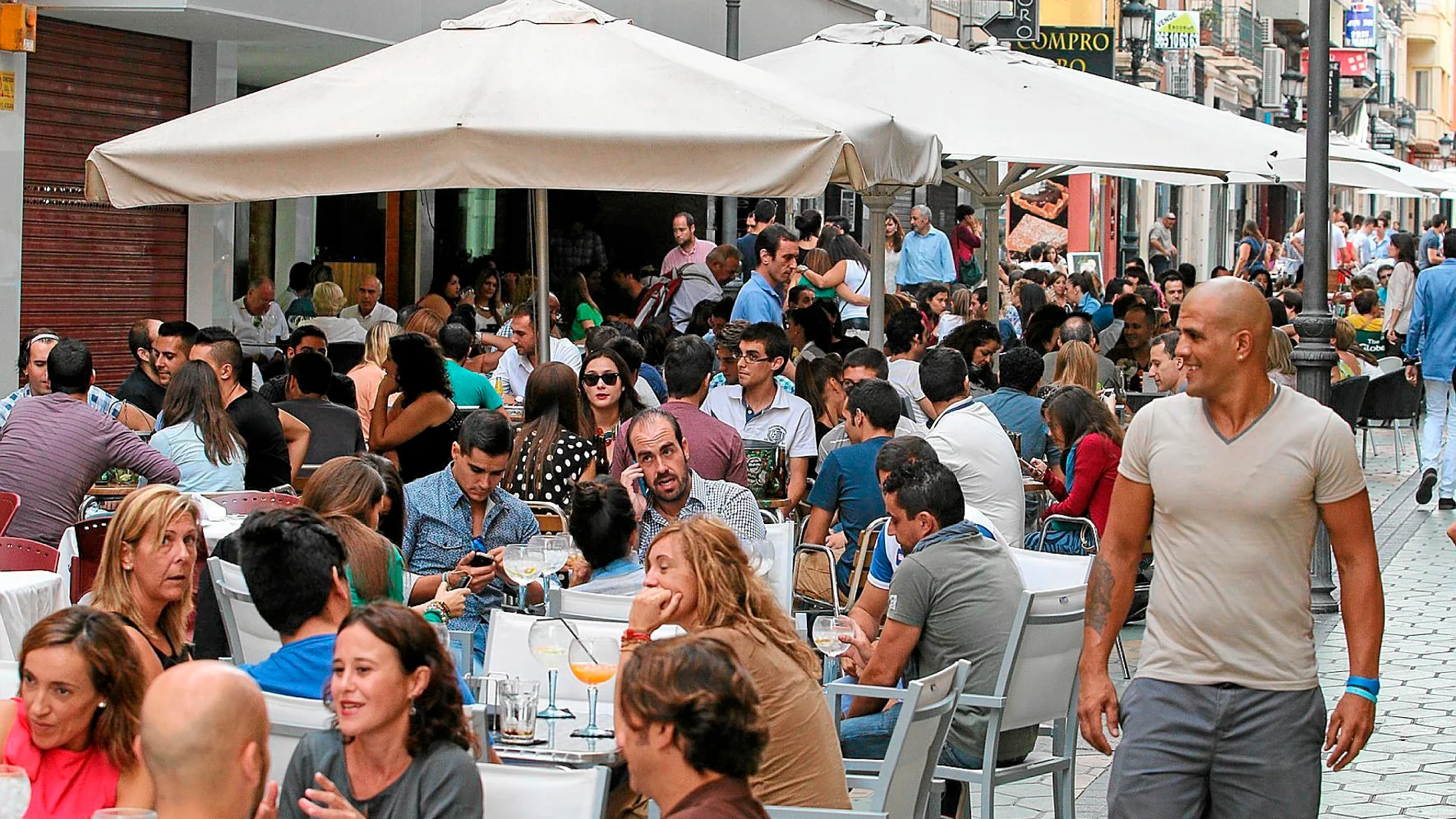 Gente hablando en la terraza de un bar