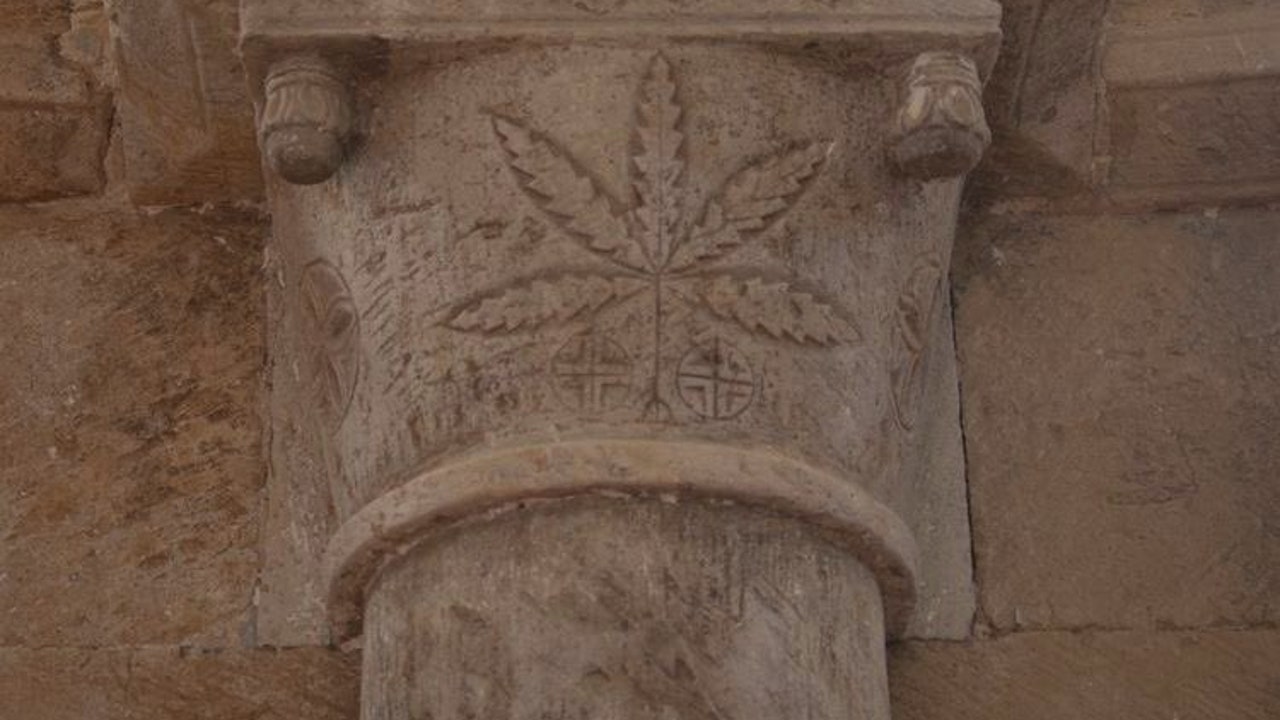 La extraña hoja de marihuana esculpida en una iglesia zamorana