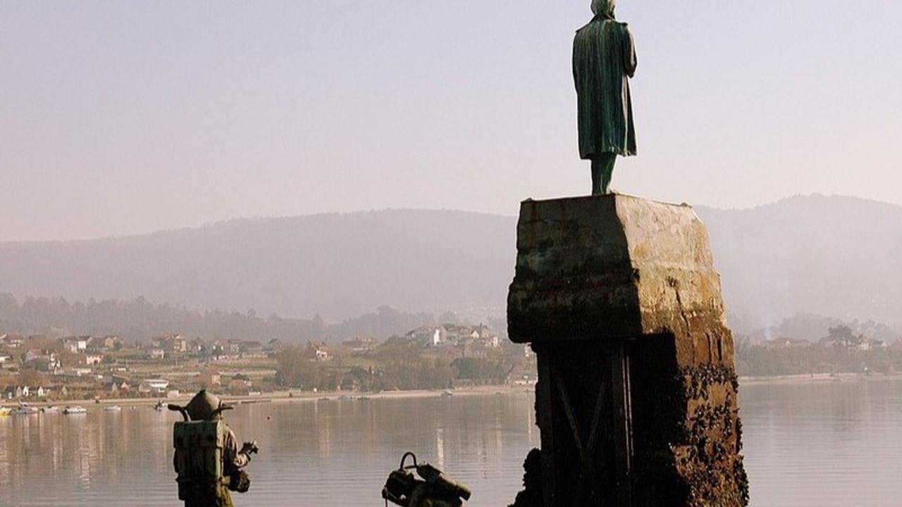 Así es el original monumento a Julio Verne ubicado en una ensenada de Galicia y que ha recuperado su esplendor