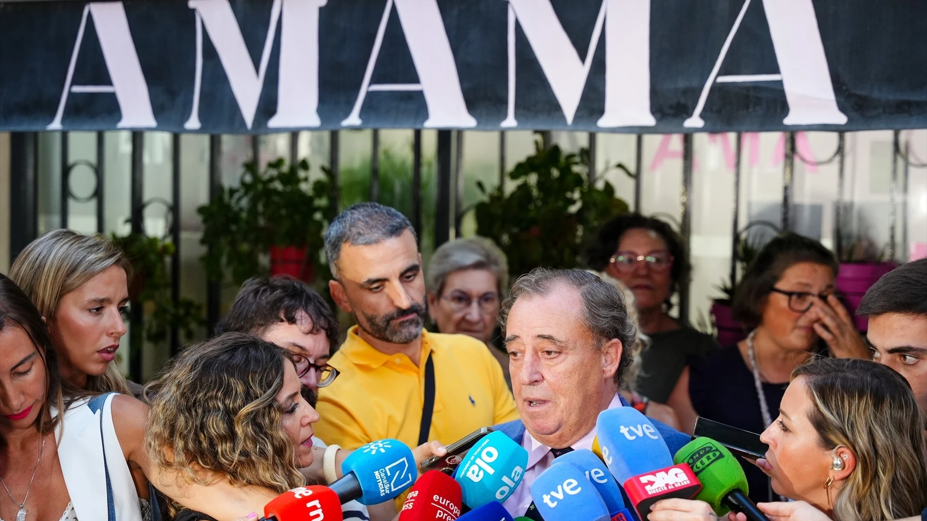 Mujeres estudian la vía penal contra el SAS por el cribado del cáncer de mama