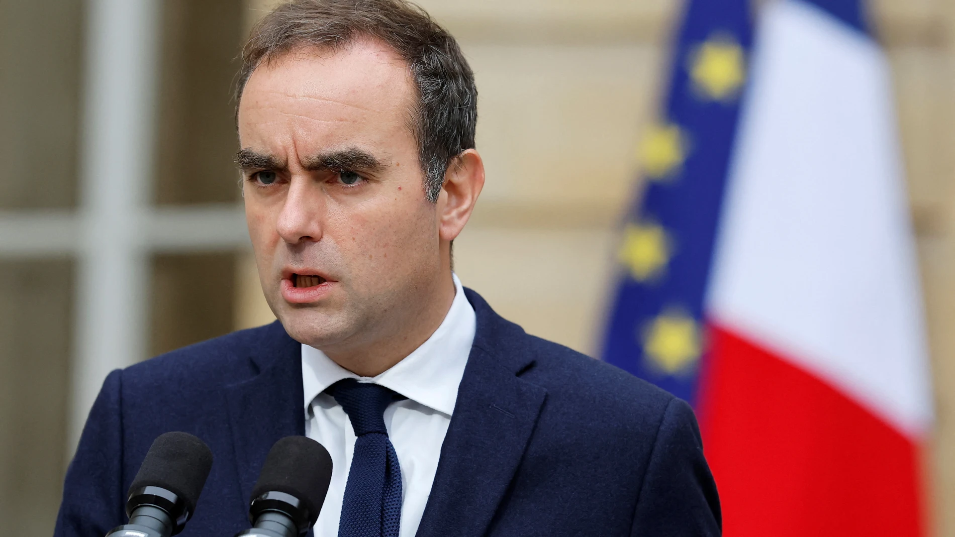 PARIS (France), 08/10/2025.- French outgoing Prime Minister Sebastien Lecornu delivers a statement in the courtyard of the Hotel Matignon following a series of talks with political parties' leaders, in Paris, France, 08 October 2025. French Prime Minister Lecornu resigned on 06 October, nearly a month after his appointment and shortly after his new cabinet was announced. (Francia) EFE/EPA/STEPHANIE LECOCQ / POOL MAXPPP OUT
