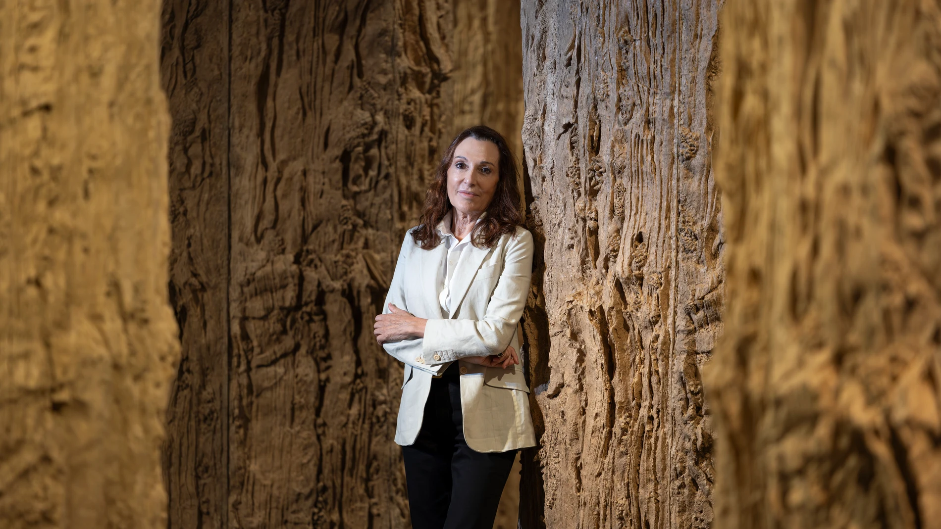 Cristina Iglesias con una de sus obras en la Pedrera
