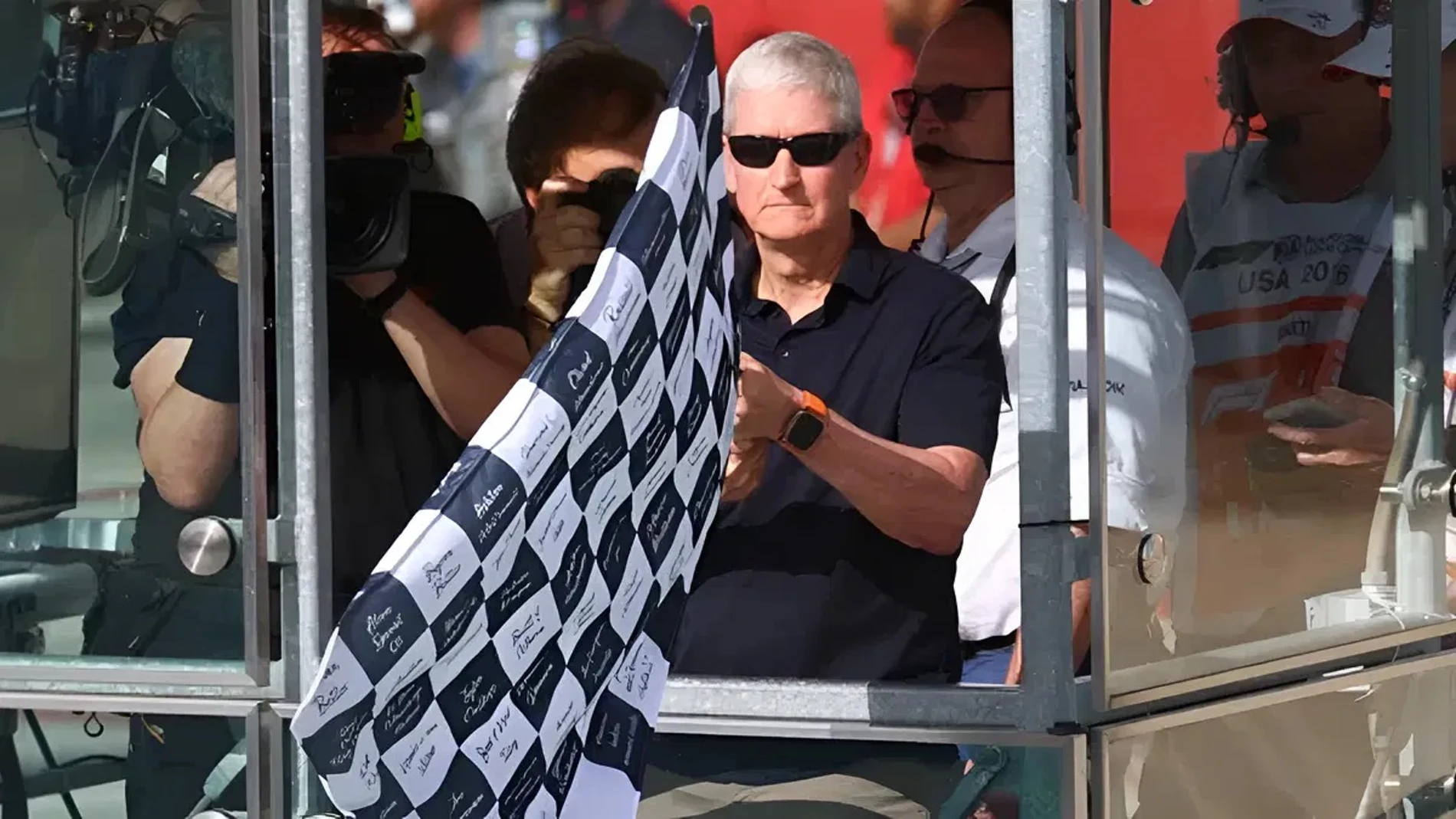 Tim Cook, CEO de Apple, en la Fórmula 1
