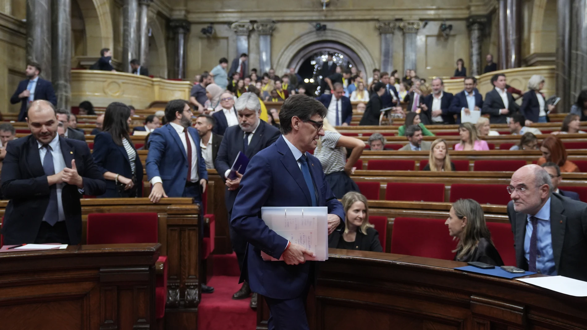 El president de la Generalitat, Salvador Illa (c), durante la primera jornada del Debate de Política General, en el Parlament de Catalunya, a 7 de octubre de 2025, en Barcelona, Catalunya (España). Con la tensión patente entre sus socios de investidura, Illa afronta desde ayer su segundo Debate de Política General en el Parlament sin un calendario para la presentación de los presupuestos. ERC afirma que no apoyará los presupuestos sin que haya avances en el modelo de financiación singular y e...