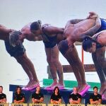 Tony Spina no tiene los pies en la misma posición que sus compañeros