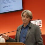 El secretario regional del PSOE, Carlos Martínez, atiende a la prensa hoy en Soria