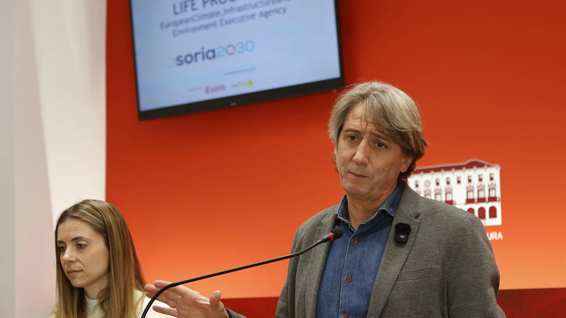 El secretario regional del PSOE, Carlos Martínez, atiende a la prensa hoy en Soria