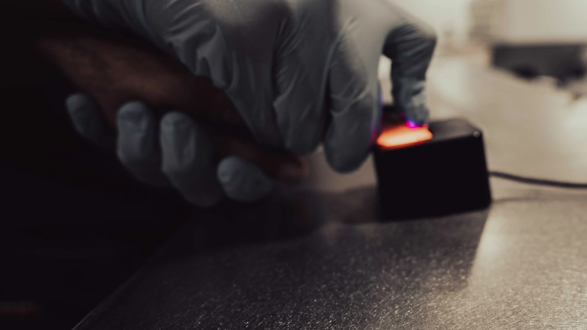 Un hombre entra en una comisaría de los Mossos d'Esquadra y empieza a esnifar cocaína