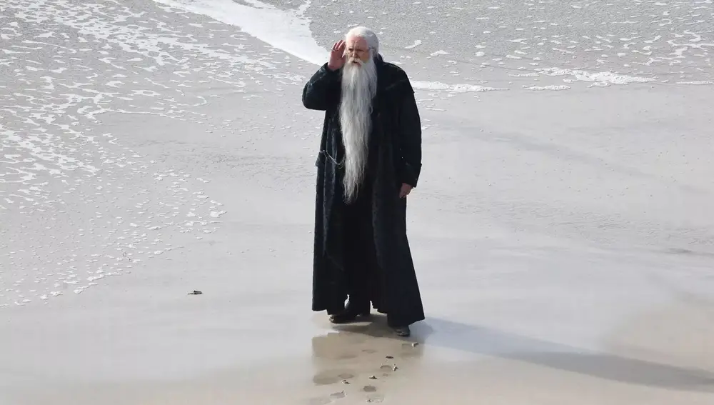 John Lithgow caracterizado como Albus Dumbledore en el rodaje de la nueva serie de Harry Potter