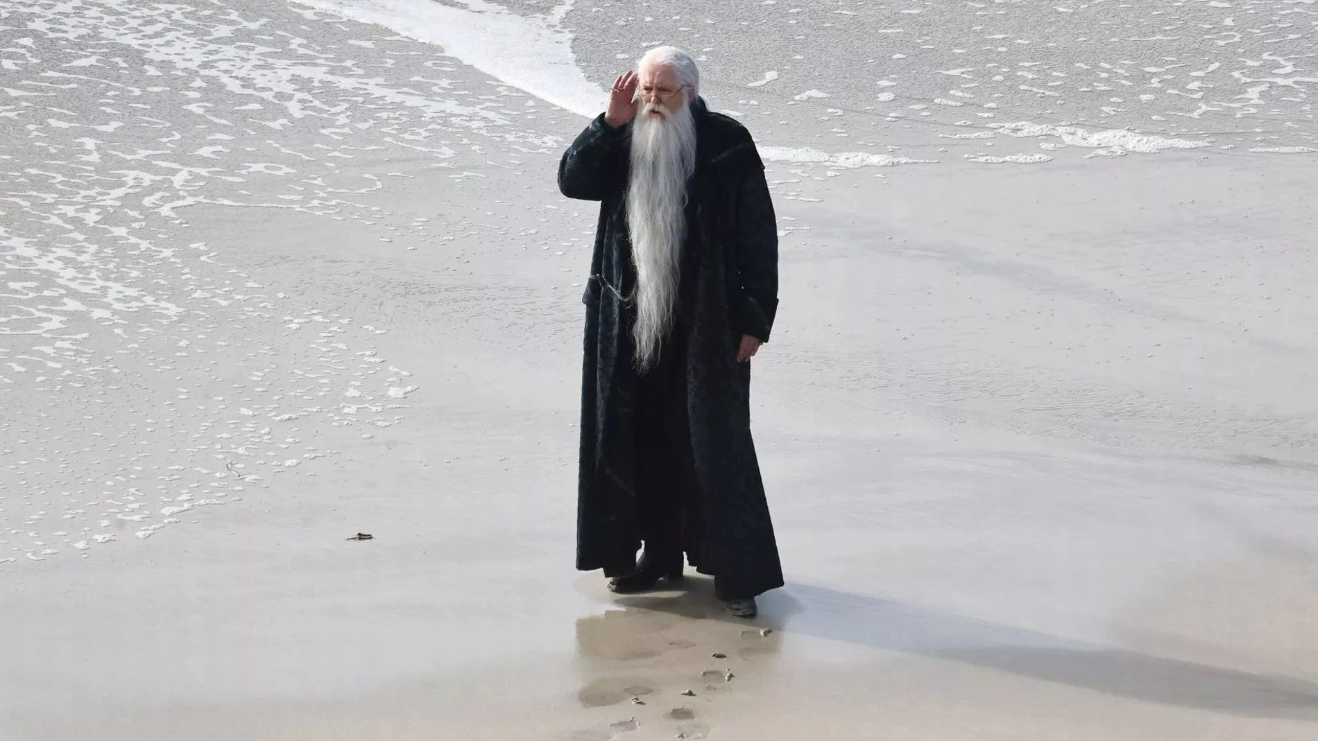 John Lithgow caracterizado como Albus Dumbledore en el rodaje de la nueva serie de Harry Potter