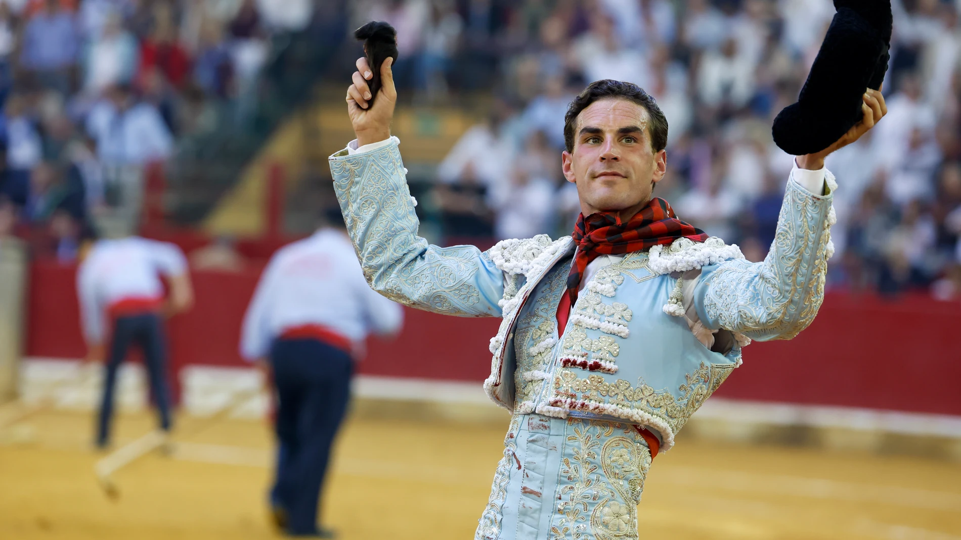 ZARAGOZA, 08/10/2025.- El diestro Fernando Adrián tras cortar una oreja al segundo de la tarde en la corrida de la Feria del Pilar, este miércoles en Zaragoza. EFE/ Javier Cebollada