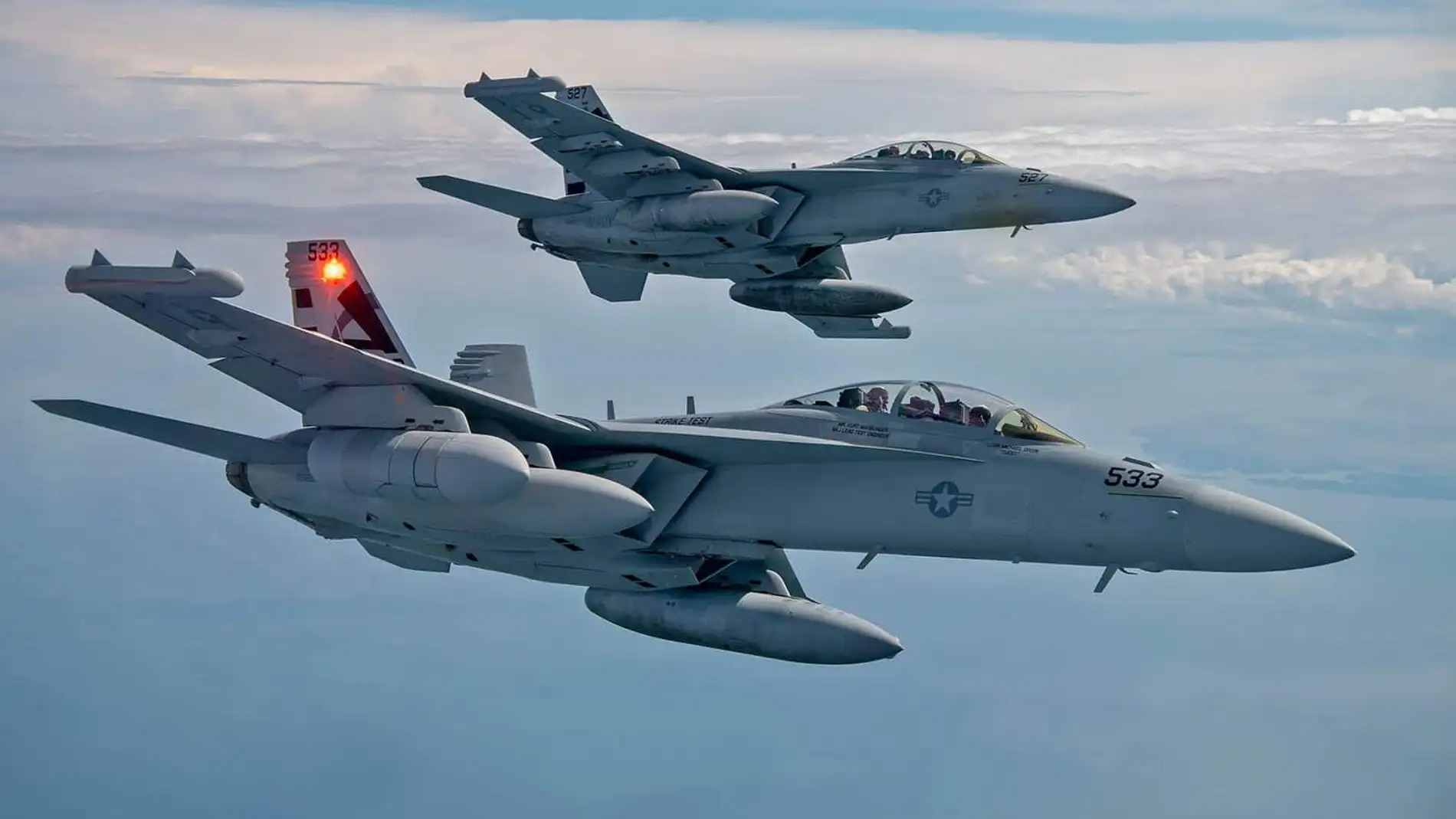 Aviones de combate de Estados Unidos volando