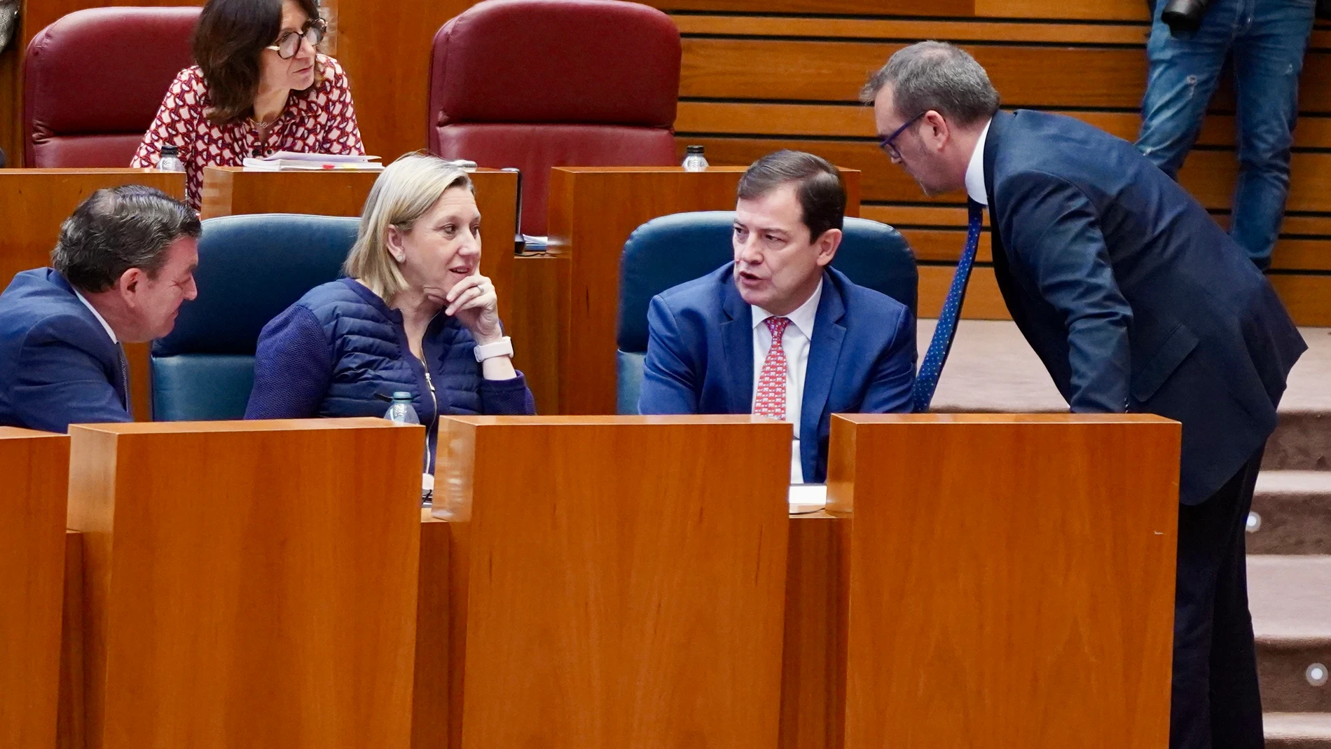 Mañueco conversa con Blanco, González Gago y Gavilanes durante un momento del pleno