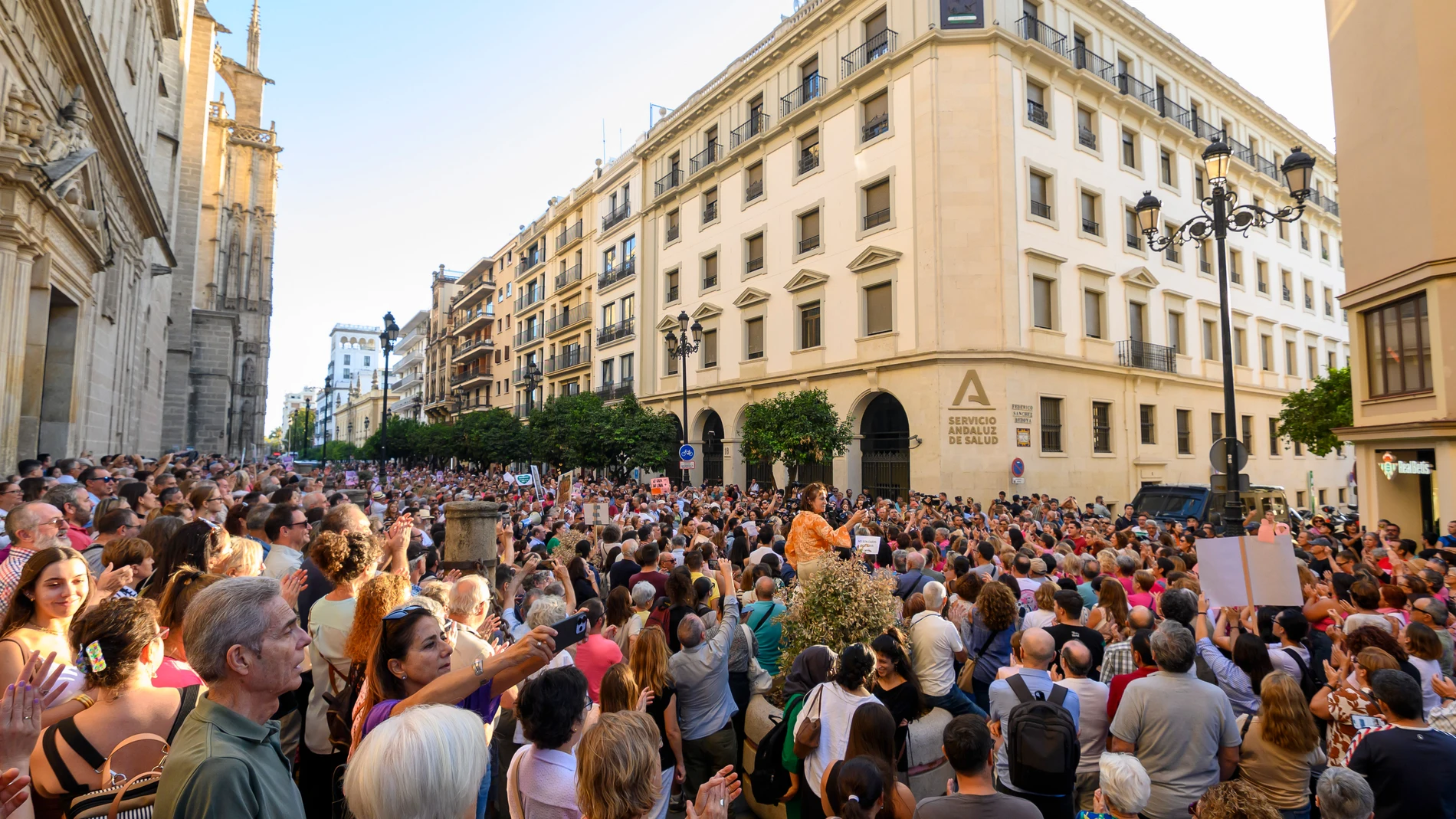 SEVILLA 08/10/2025. - Varios miles de personas, en su mayoría mujeres, se han manifestado este miércoles ante la sede principal del Servicio Andaluz de Salud (SAS) en Sevilla, donde han defendido que sus vidas "no pueden esperar" y han denunciado "inadmisibles fallos" en el programa de cribado del cáncer de mama. EFE/ Raúl Caro