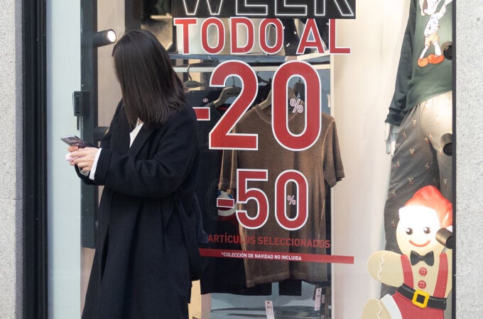 Imagen de una mujer en el escaparate de una tienda