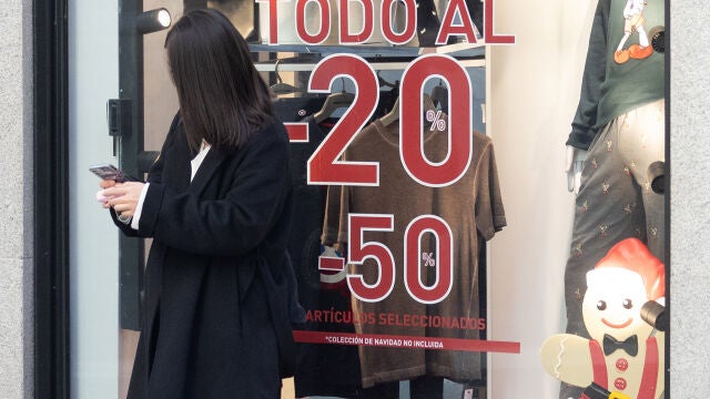 Imagen de una mujer en el escaparate de una tienda Imagen de una mujer en el escaparate de una tienda