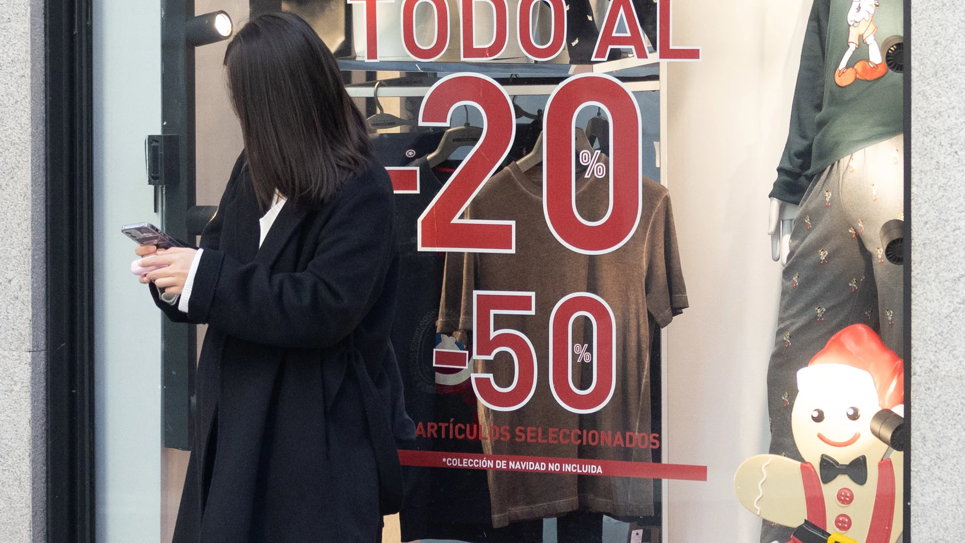 Imagen de una mujer en el escaparate de una tienda