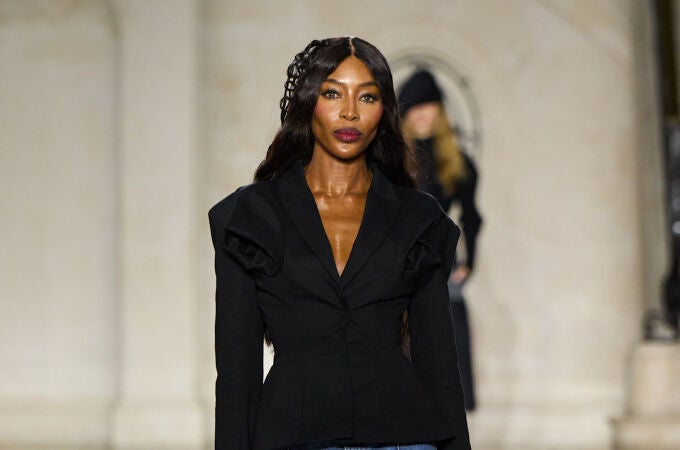 Naomi Campbell en el desfile de Torishéju con wide leg jeans.