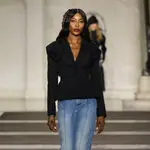 Naomi Campbell en el desfile de Torishéju con wide leg jeans.