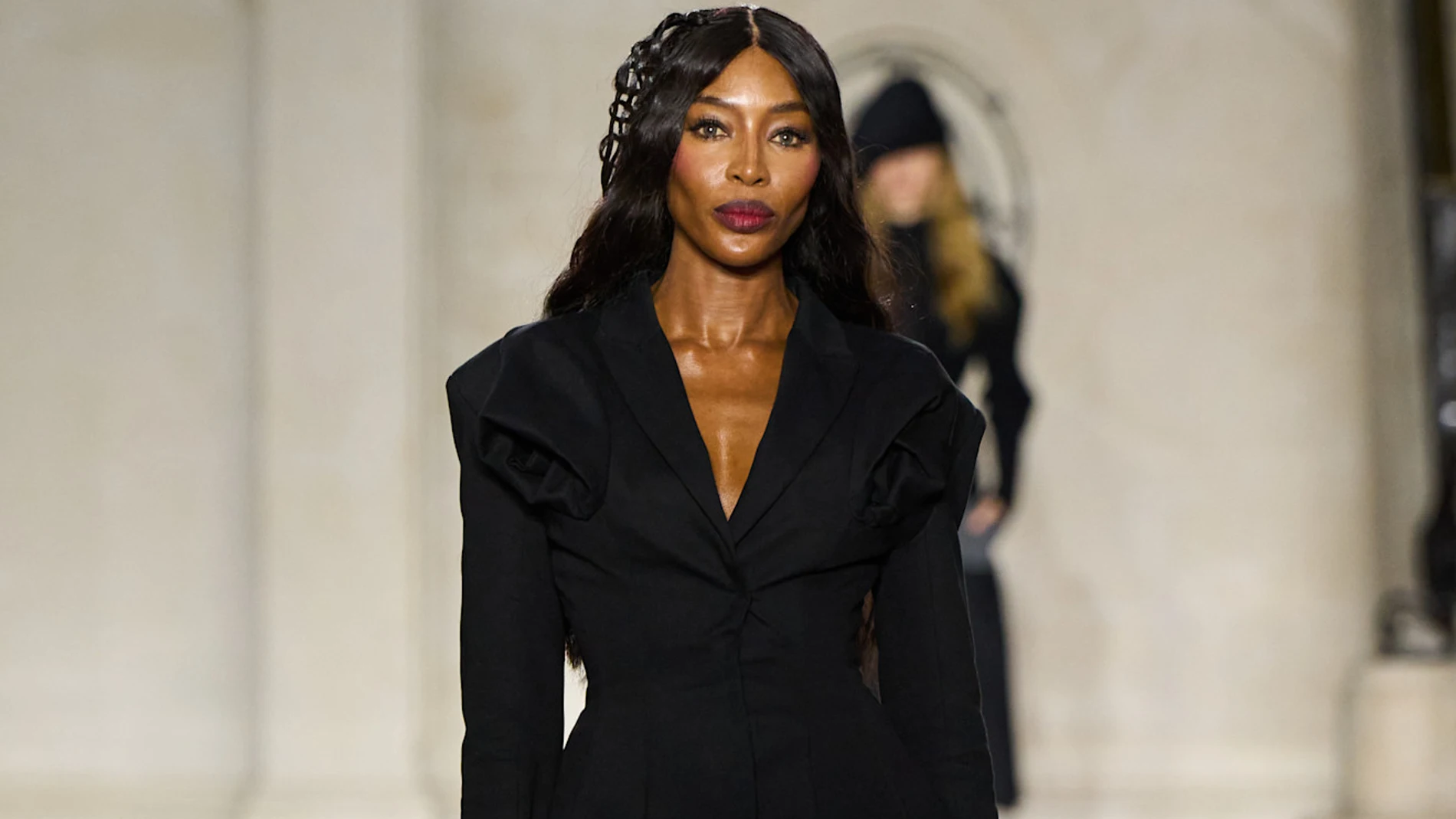 Naomi Campbell en el desfile de Torishéju con wide leg jeans.