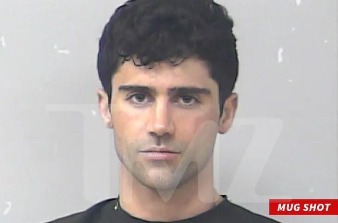 Detenido el actor Max Ehrich, ex de Demi Lovato, por un presunto delito de violencia doméstica