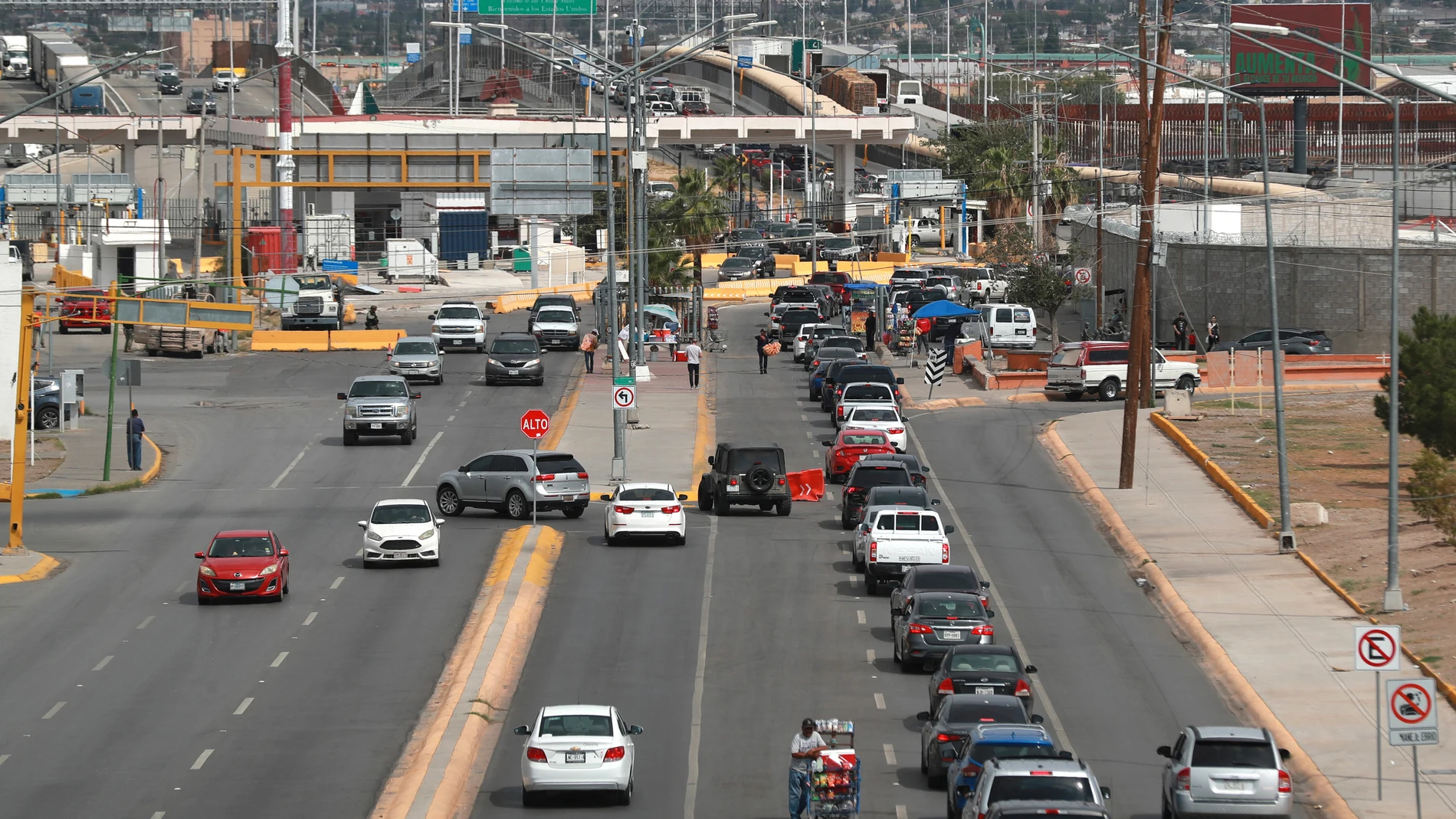 MEX5183. CIUDAD JUÁREZ (MÉXICO), 09/10/2025.- Personas hacen fila en sus vehículos en el puente Internacional Córdova de las Américas para cruzar a Estados Unidos este miércoles, en Ciudad Juárez Chihuahua (México). El cierre de gobierno federal en Estados Unidos provoca ya afectaciones en los cruces entre Ciudad Juárez (México) y El Paso (Estados Unidos) debido a la reducción de agentes de la Oficina de Aduanas y Protección Fronteriza asignados a las garitas, lo que ha generado largas filas ...