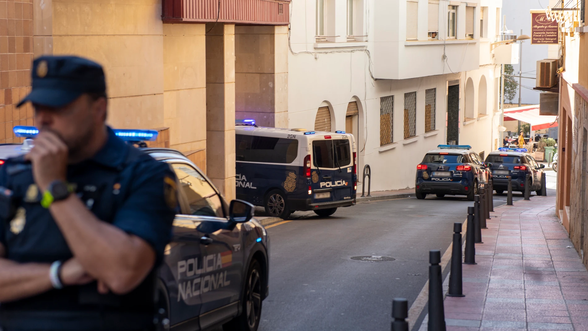 El furgón de la Policía Nacional con los detenidos llega a las dependencias, a 9 de octubre de 2025, en Ceuta (España). El Juzgado de Primera Instancia e Instrucción número 2 de Ceuta ha ordenado este jueves, a petición de la Fiscalía, el ingreso en prisión provisional, comunicada y sin fianza de los padres detenidos tras la muerte de su bebé, ocurrida el pasado fin de semana en la ciudad. 09 OCTUBRE 2025;PIXELADA Antonio Sempere / Europa Press 09/10/2025