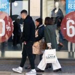 El 52% de los andaluces apoya que los comercios abran más domingos 