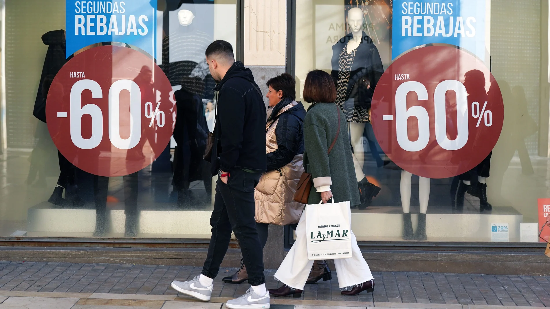 El 52% de los andaluces apoya que los comercios abran más domingos