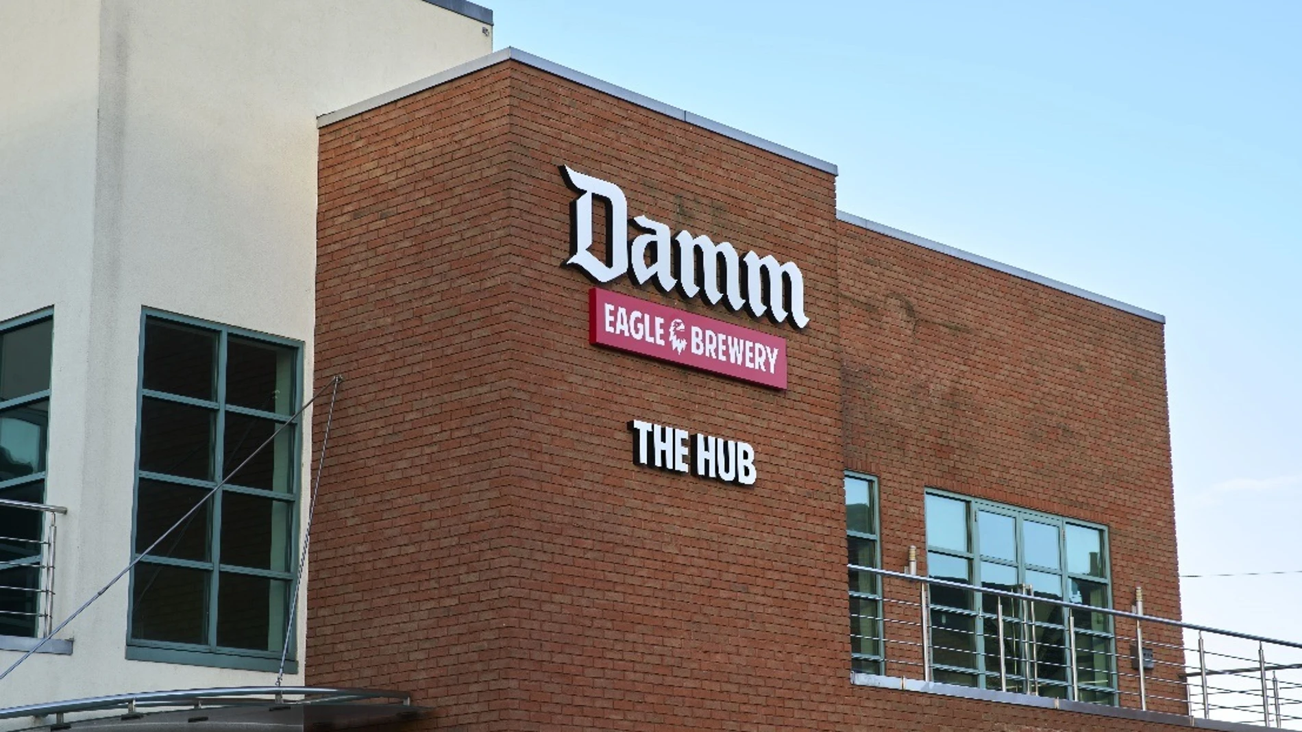 La planta The Damm Eagle Brewery en Bedford (Reino Unido). REMITIDA / HANDOUT por DAMM Fotografía remitida a medios de comunicación exclusivamente para ilustrar la noticia a la que hace referencia la imagen, y citando la procedencia de la imagen en la firma 09/10/2025