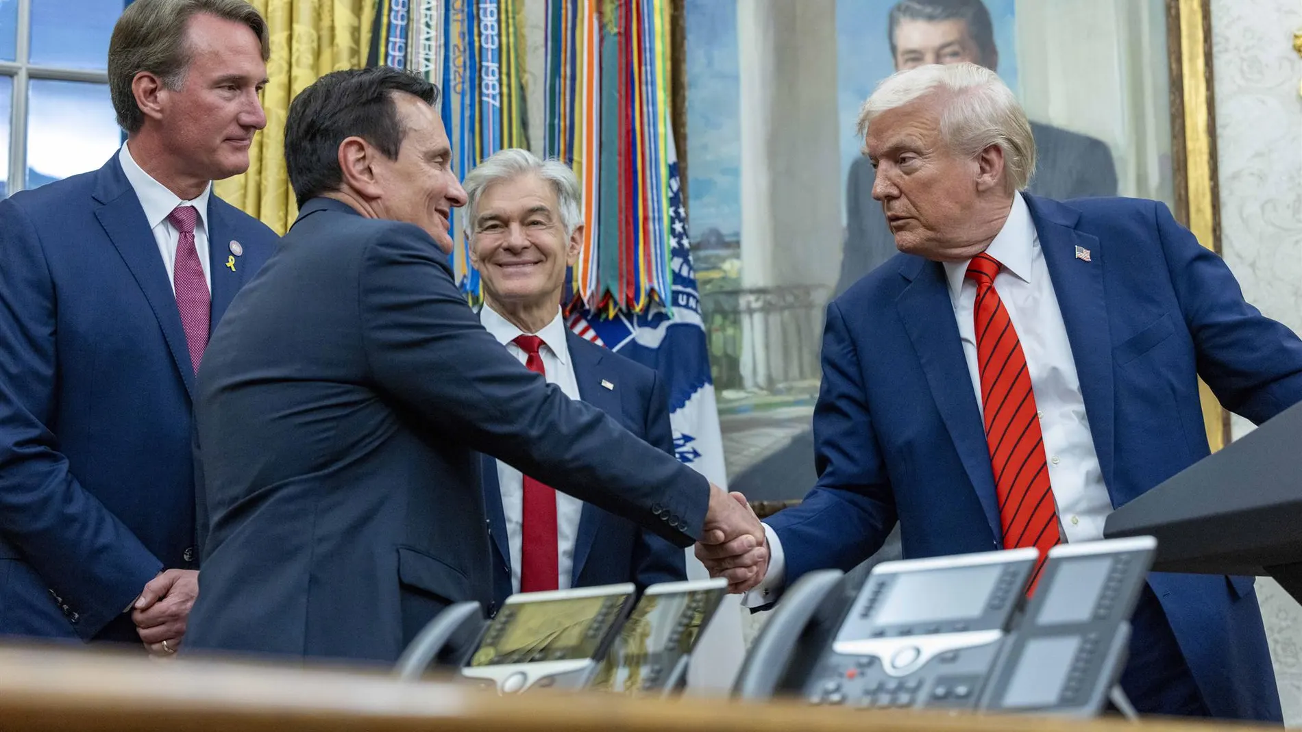 EEUU.- Trump alcanza un acuerdo con la farmacéutica AstraZeneca para reducir el precio de los medicamentos