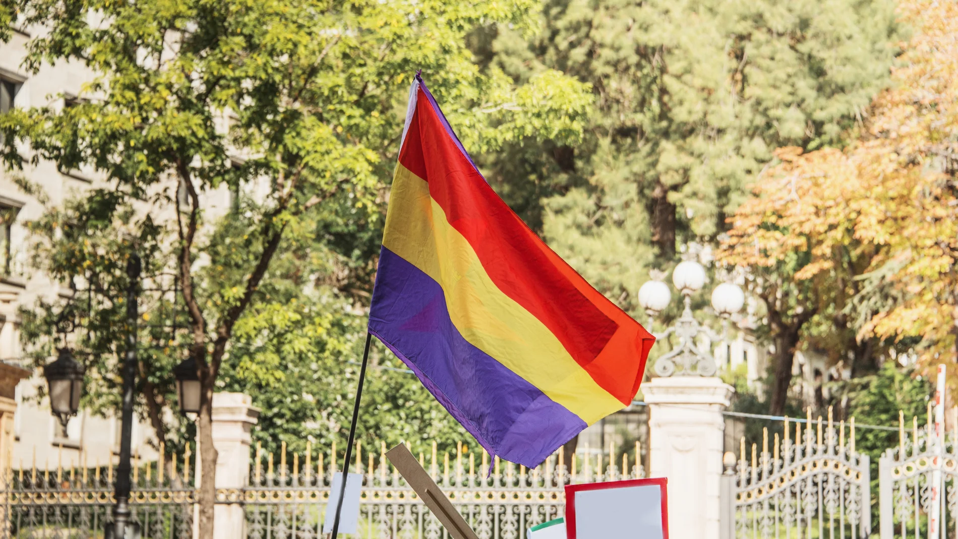 Guerra en los balcones: qué dice la ley sobre las banderas de Palestina o la República en pleno Día de la Hispanidad