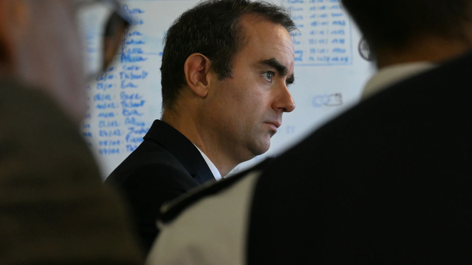 L'Haÿ-les-Roses (France), 11/10/2025.- France's Prime Minister Sebastien Lecornu visits a police station in L'Hay-les-Roses, on the southern outskirts of Paris, France, 11 October 2025. (Francia) EFE/EPA/MARTIN LELIEVRE / POOL MAXPPP OUT
