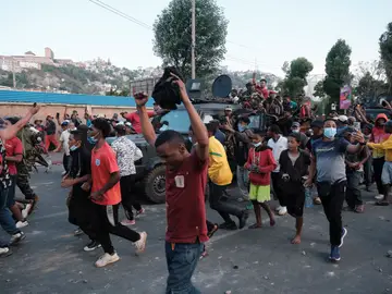 Anti-government protest in Madagascar ANTANANARIVO (Madagascar), 11/10/2025.- Activists cheer as a group of soldiers join them during an anti-government protest in Antananarivo, Madagascar, 11 October 2025. Some Madagascar soldiers joined the so-called Gen Z protests, saying they would refuse any orders to shoot demonstrators. (Protestas) EFE/EPA/RAZAFINDRAKOTO MAMY