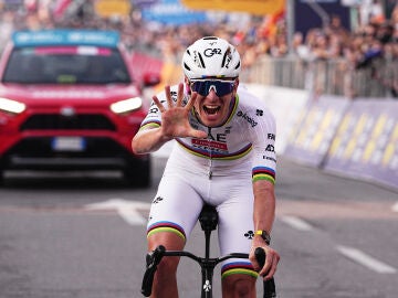 Pogacar celebra su quinta victoria en Lombard&iacute;a