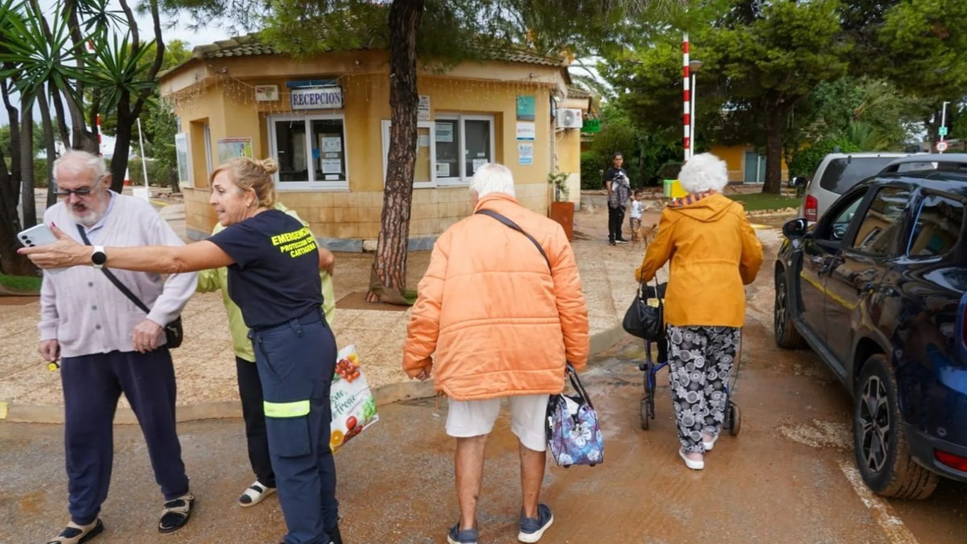 MURCIA.-Los vecinos evacuados de Villas Caravaning (Cartagena) durante la alerta roja por lluvias vuelven a sus casas