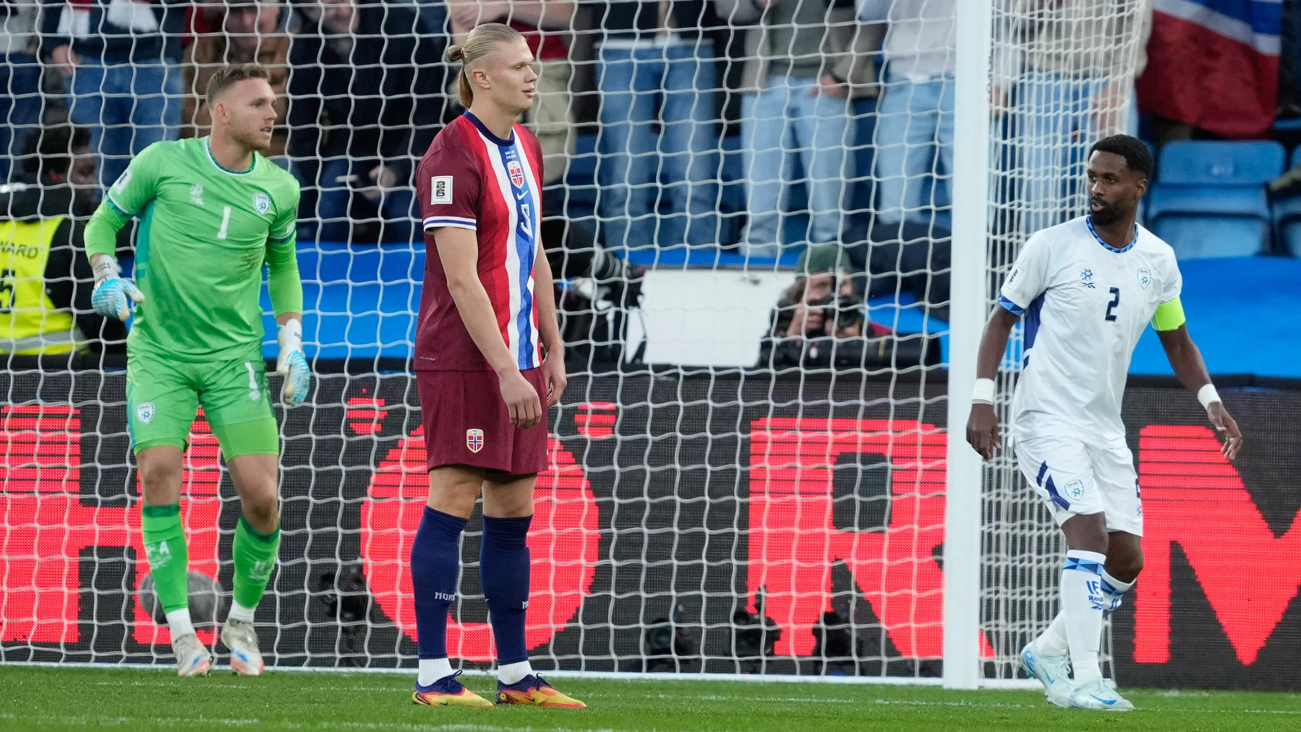 11 October 2025, Norway, Oslo: Norway's Erling Haaland misses a penalty during the FIFA World Cup European qualifying soccer match between Norway and Israel at Ullevaal Stadion. Photo: Fredrik Varfjell/NTB/dpa 11/10/2025 ONLY FOR USE IN SPAIN