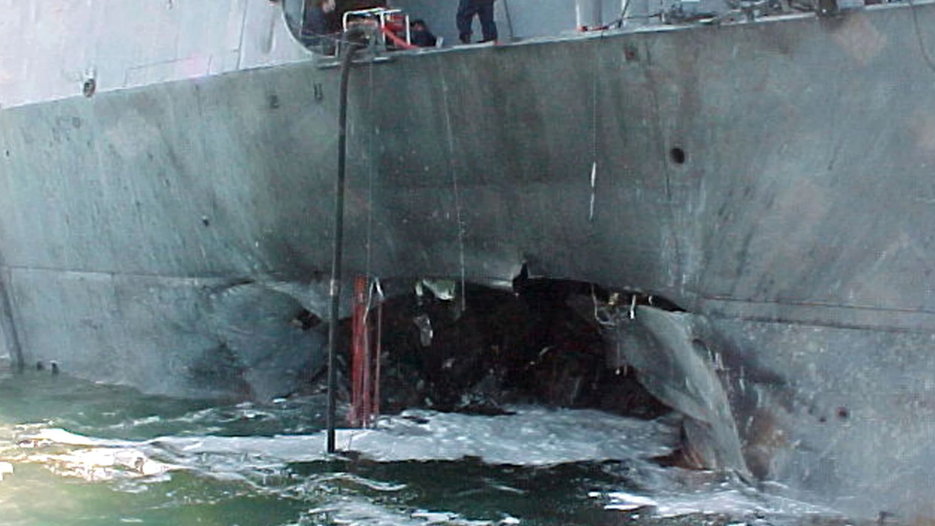(Foto de ARCHIVO) October 29, 2000 - Gulf Of Aden, Yemen - Port side view showing the damage sustained by the Arleigh Burke class guided missile destroyer USS Cole after a suspected terrorist bomb exploded during a refueling operation in the port of Aden, Yemen. Europa Press/Contacto/Us Navy News 29/10/2000 ONLY FOR USE IN SPAIN