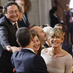 El presidente del gobierno, Pedro Sánchez (delante), su esposa, Begoña Gómez (d), el fiscal general del Estado de España, Álvaro García Ortiz (i), y la presidenta del Congreso, Francina Armengol (c)ly Begoña Gomez.