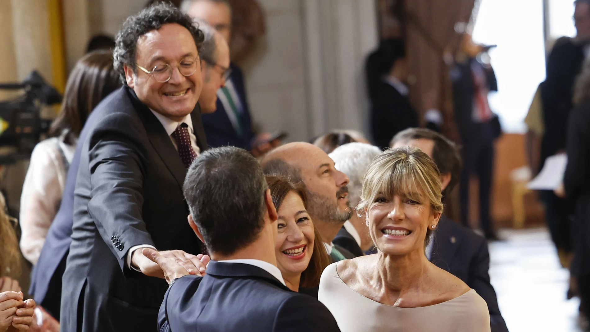 El presidente del gobierno, Pedro Sánchez (delante), su esposa, Begoña Gómez (d), el fiscal general del Estado de España, Álvaro García Ortiz (i), y la presidenta del Congreso, Francina Armengol (c)ly Begoña Gomez.