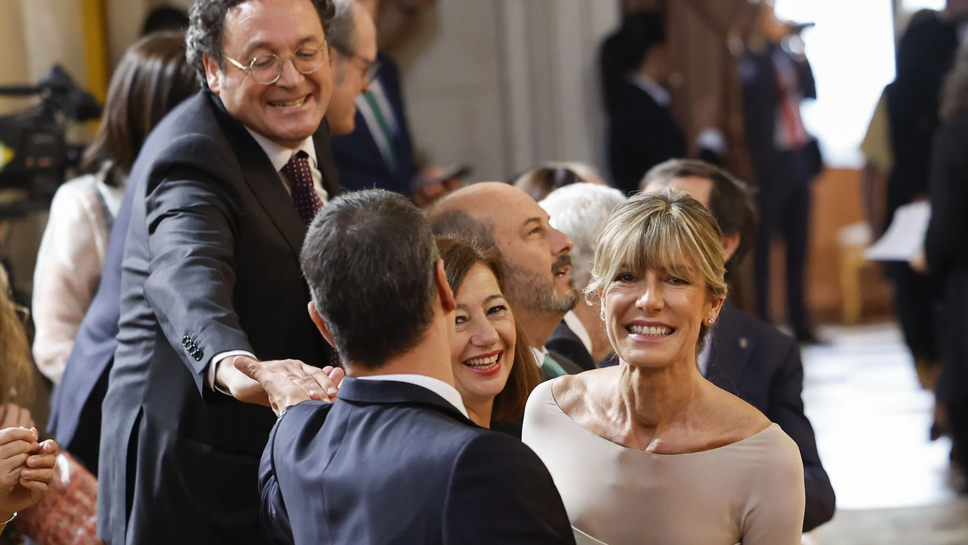 El presidente del gobierno, Pedro Sánchez (delante), su esposa, Begoña Gómez (d), el fiscal general del Estado de España, Álvaro García Ortiz (i), y la presidenta del Congreso, Francina Armengol (c)ly Begoña Gomez.