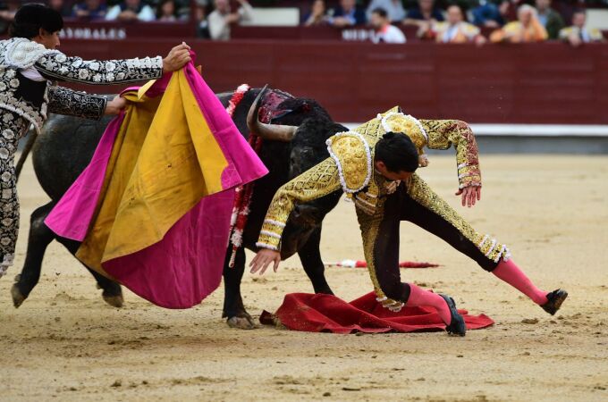 Espectacular cogida de David Galván