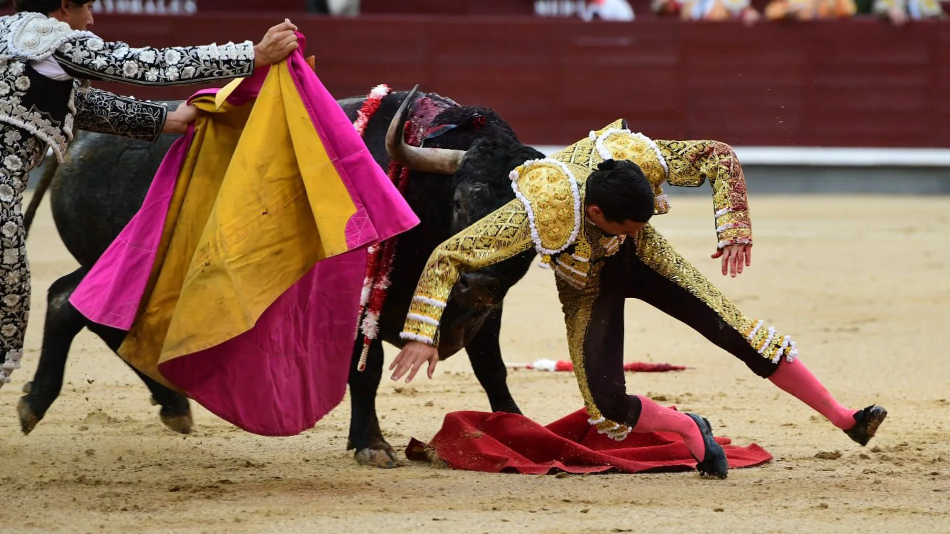 Espectacular cogida de David Galván