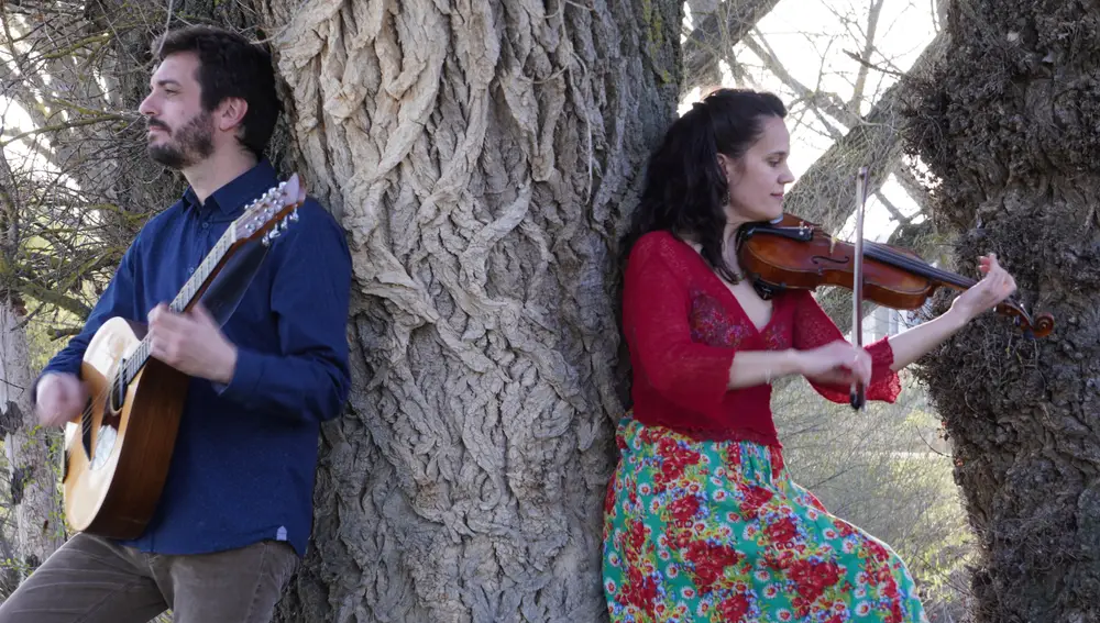 Carlos y Águeda, componentes de Alicornio, el dúo vallisoletano de música folk