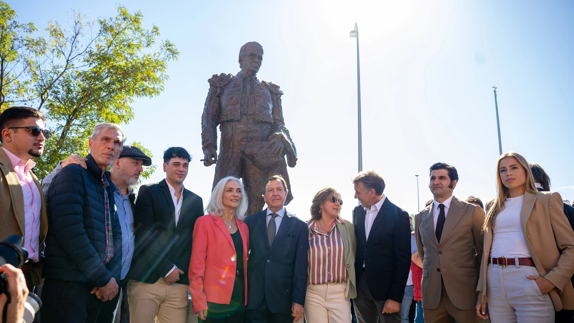 MADRID, 11/10/2025.- Karolina Bocos (5 i), viuda del torero Antonio Chenel, "Antoñete", acompañada de su hijo (4 i), junto a Curro Vázquez (c) y Morante de la Puebla (2d), entre otros, este sábado en el descubrimiento del Monumento "Antoñete'" frente a la puerta grande de la madrileña Plaza de las Ventas. EFE/ Daniel González